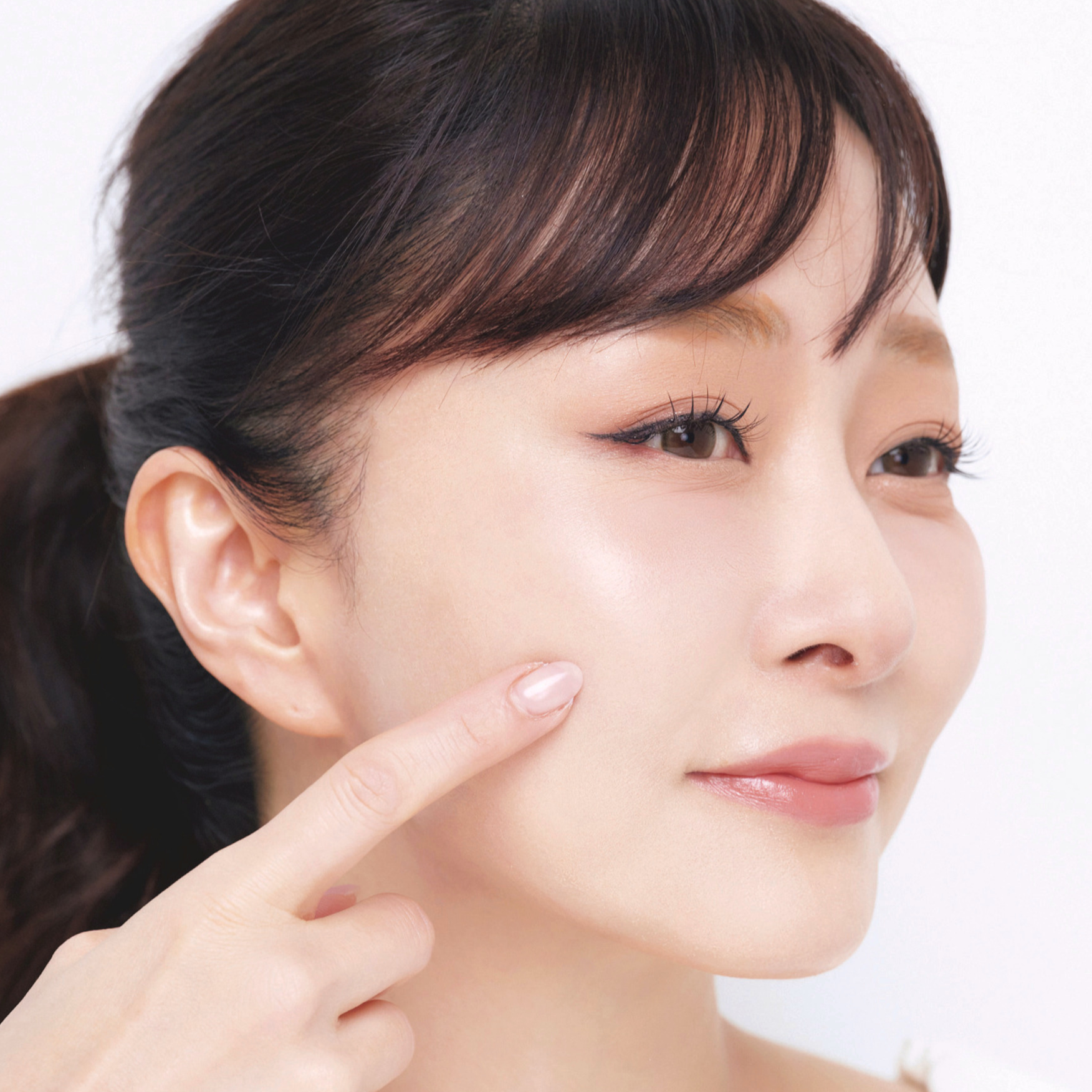 しぼみがちな頬を引き上げる。美容家・石井美保さんが実践しているケアと愛用コスメ