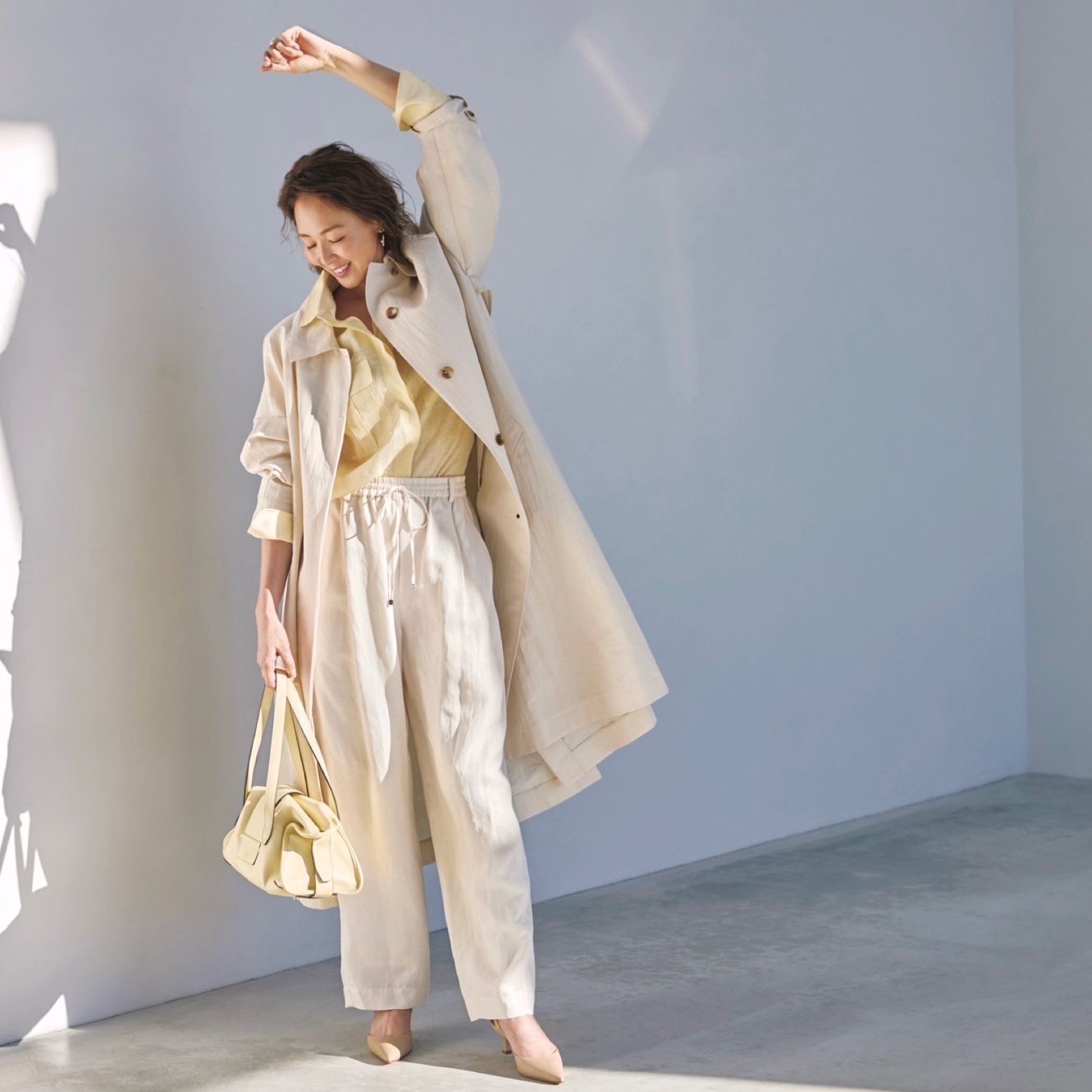 淡いイエローとベージュで作るグラデーションコーデで春の陽気を表現。気温18℃｜4/1(水)【40代・50代の毎日コーデ】