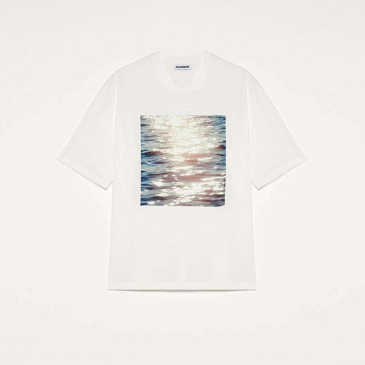 ジル サンダーのアートなTシャツで日常をおしゃれに【50代の着映えTシャツ図鑑】