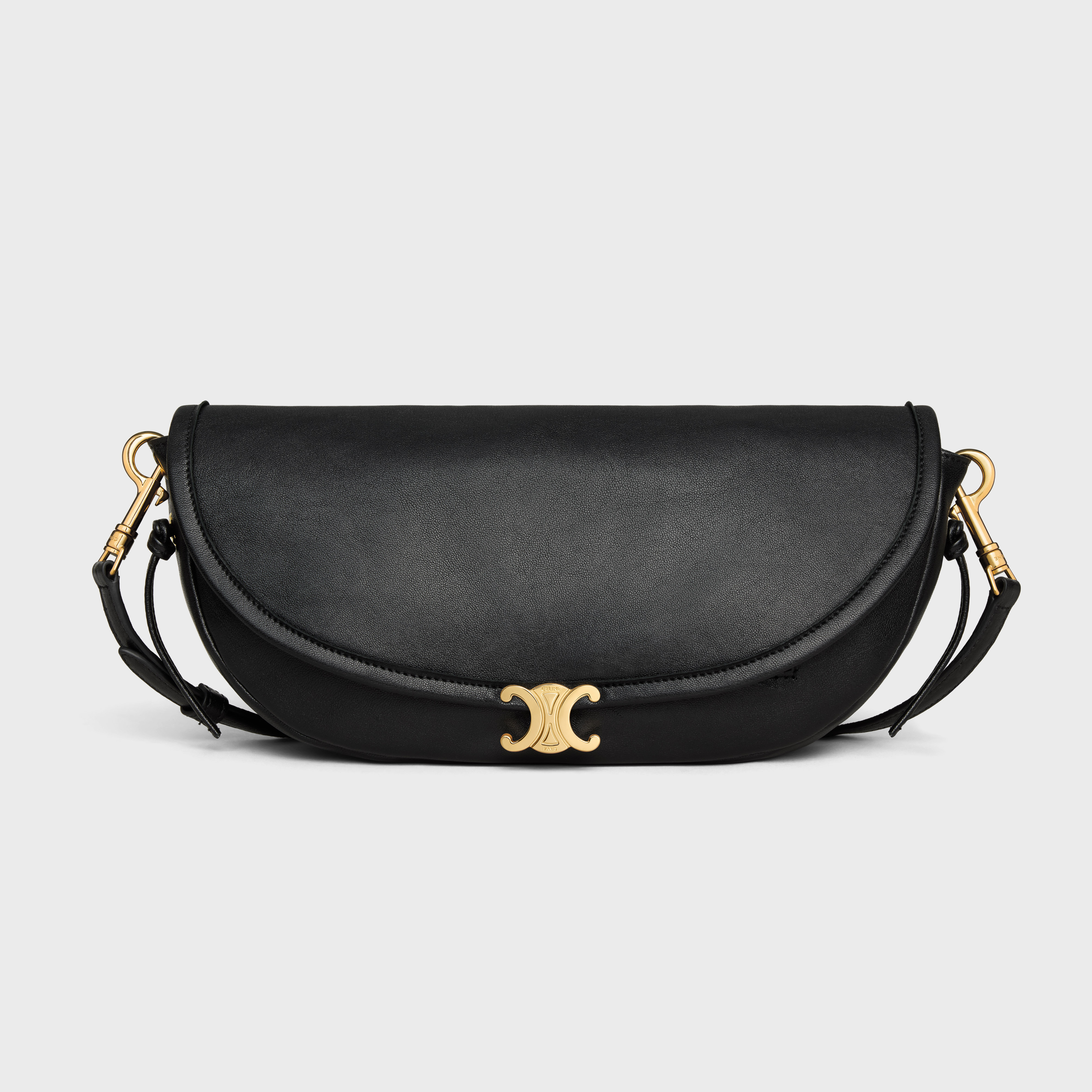 セリーヌの新作バッグ「リトル ハーフムーン ソフト トリオンフ」が登場。コンパクトなサイズ感でお出かけへの気分も弾む！