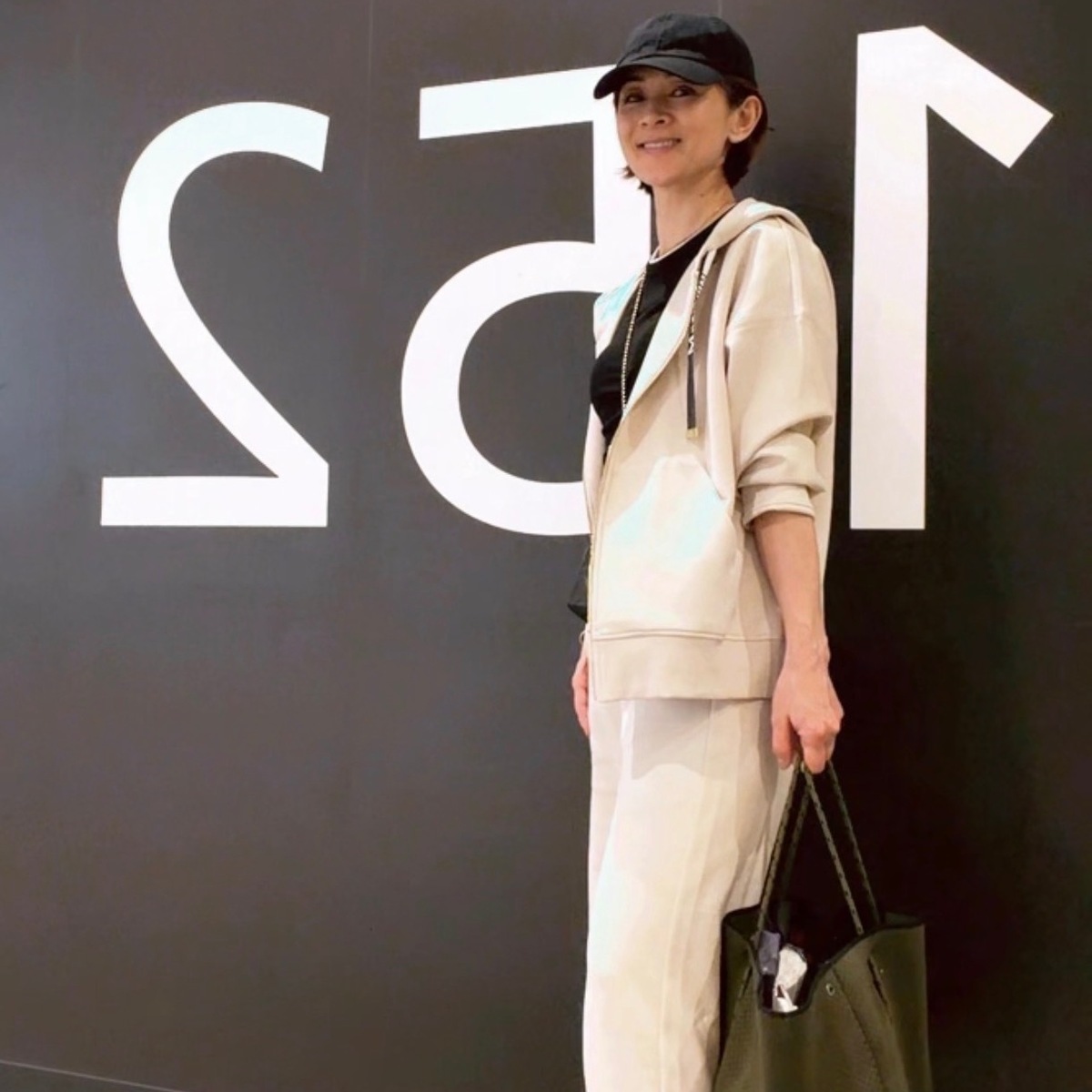 快適かつエレガントなオトナスウェットで叶える【50代機内コーデ】