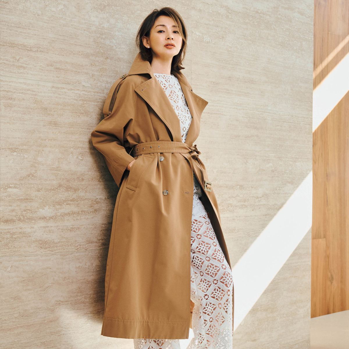 「ヘルノ」の撥水生地でモダンなデザインの新しいトレンチコート