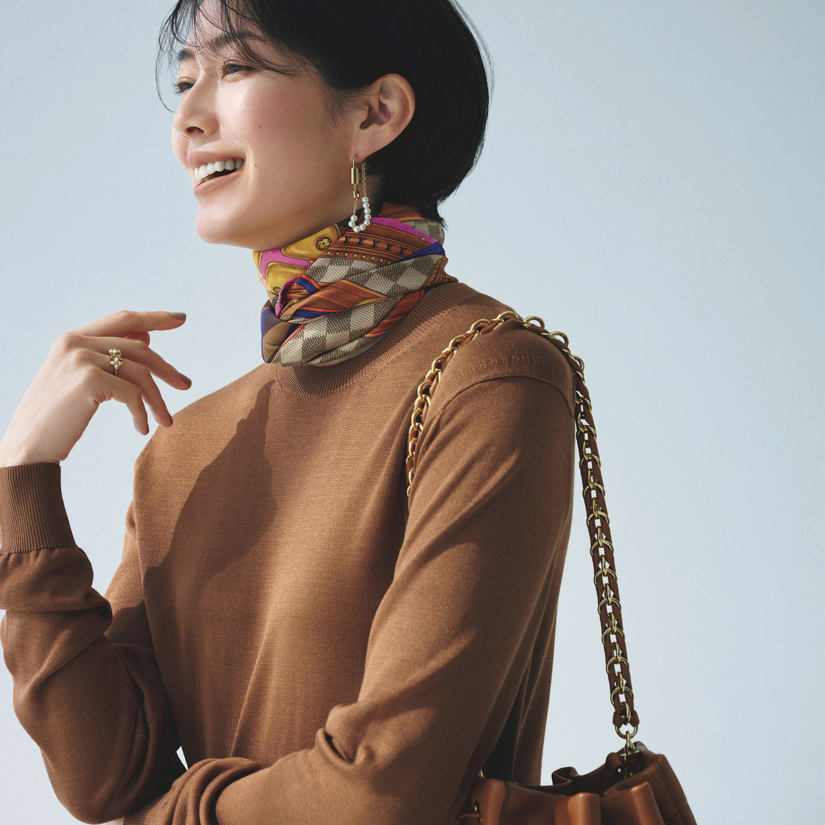 【最新】ルイ・ヴィトンのスカーフ「カレ90・ストラップ＆トランク」の華やかな巻き方