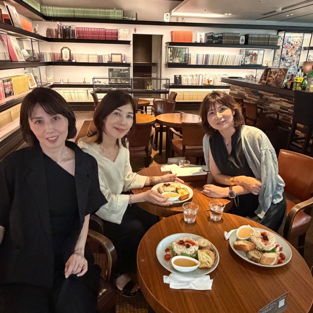 本に囲まれて過ごす大人の贅沢時間。代官山「Anjin」へ