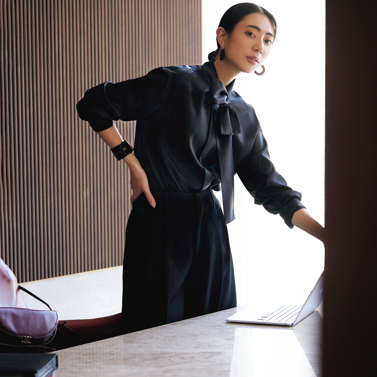 「セリーヌ」の黒のボウタイブラウスで春の装いをリフレッシュ【NEOエグゼのボウタイブラウス】