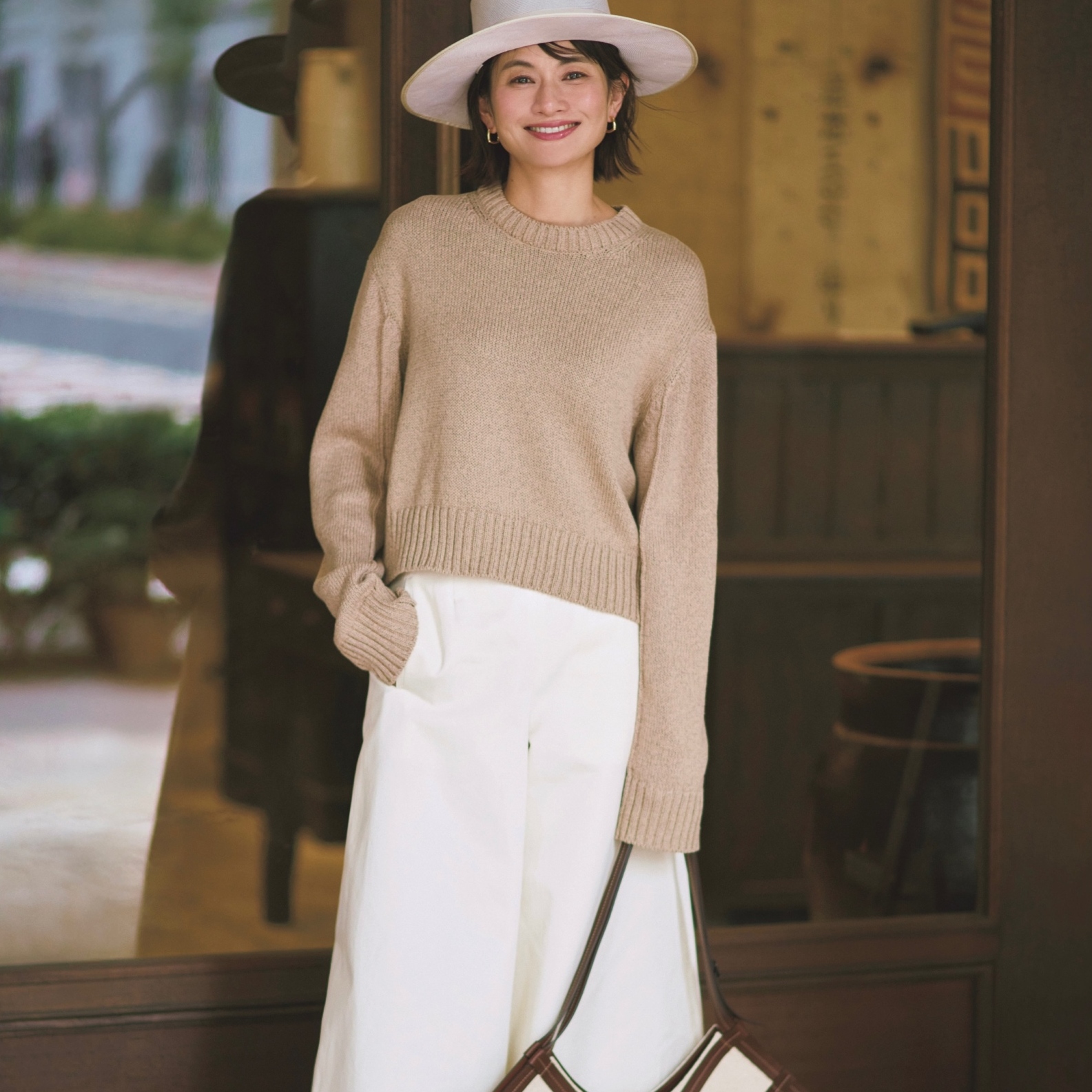 ベージュ×白のニュアンス配色でリラックスコーデを優雅に昇華。気温22℃｜4/27(月)【40代・50代の毎日コーデ】