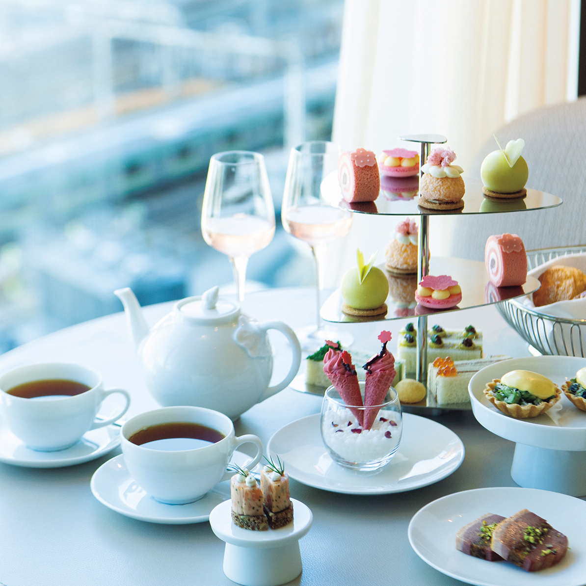 ミシュラン三ツ星シェフ監修のセイボリーも楽しめる！人気の『フォーシーズンズホテル丸の内 東京』の桜 アフタヌーンティー