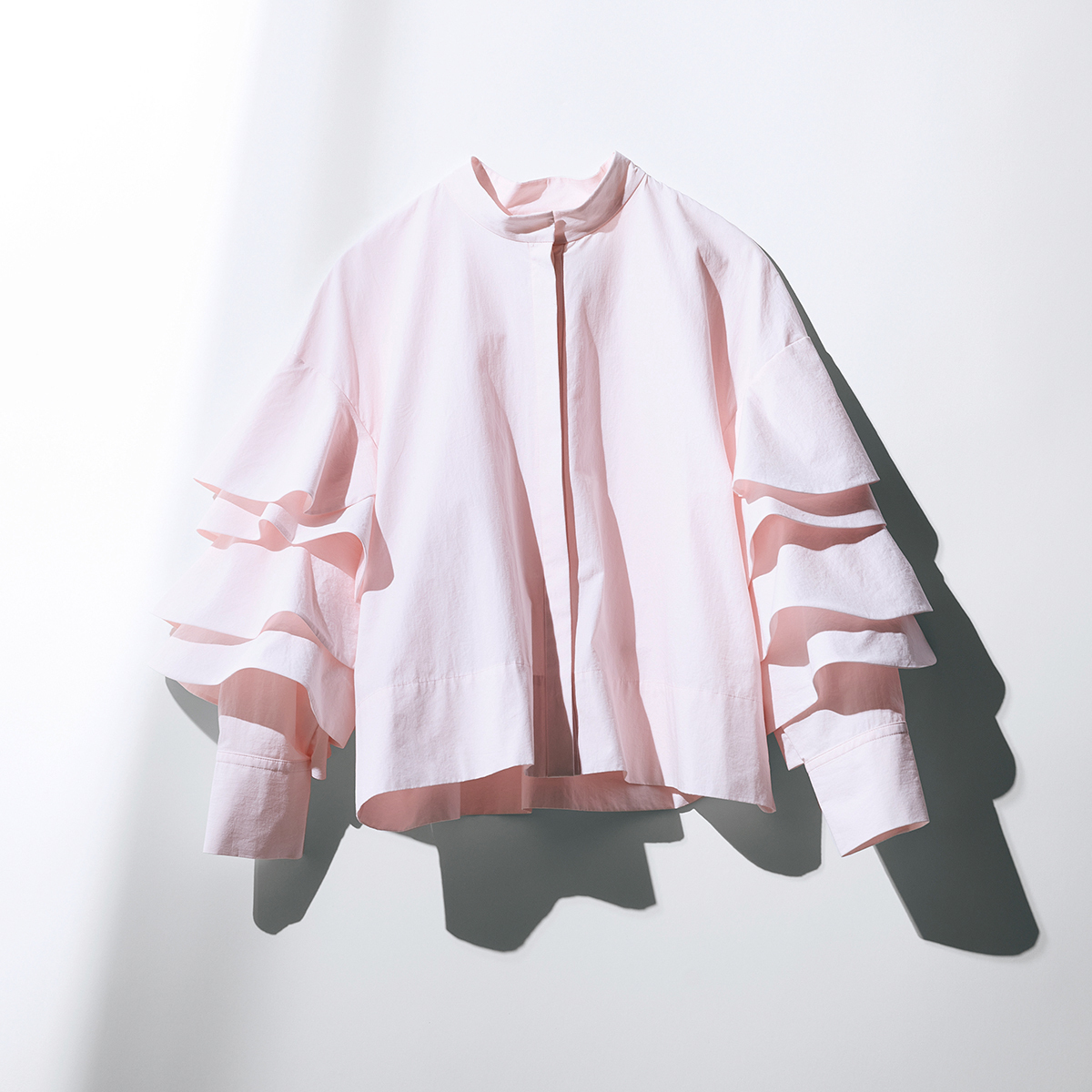 【春の「フリル袖」ブラウス】腕を華奢に見せてくれるのも大人にうれしいポイント