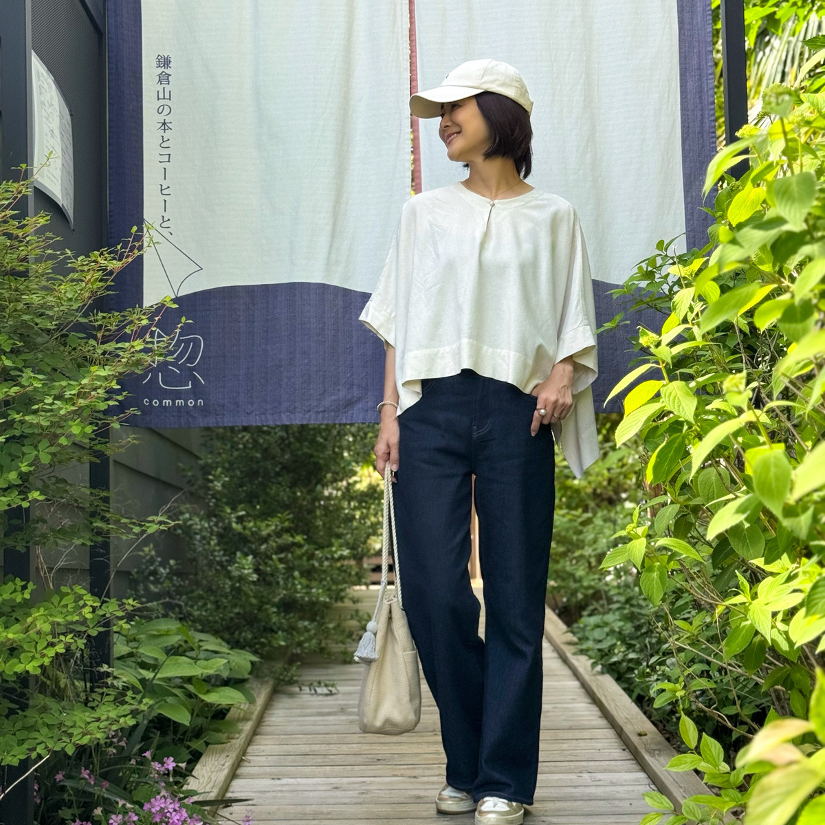 【鎌倉】樹々と鳥の鳴き声に包まれる癒しのブックカフェ♪UNIQLOデニムで軽快散歩