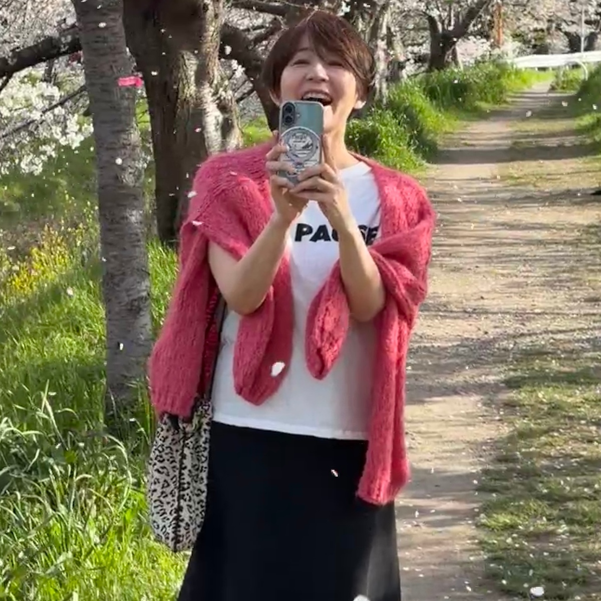 春風になじむショートヘアと、差し色ファッション