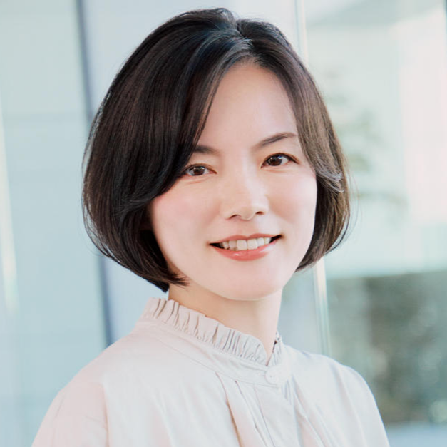 “ぱっくり割れ”に悩む人におすすめ！流し前髪が魅力の洗練ボブ【40代・50代髪型】