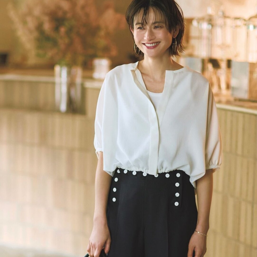 品のいい白×ネイビー配色で作る大人のマリンコーデで、梅雨シーズンも爽やかに装う。気温28℃｜7/10(金)【40代・50代の毎日コーデ】