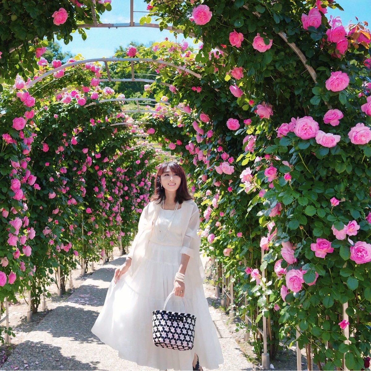 【5月中旬見頃】シアージャケット羽織って、満開のぎふワールド・ローズガーデンへ。ローズソフトもぜひ♪