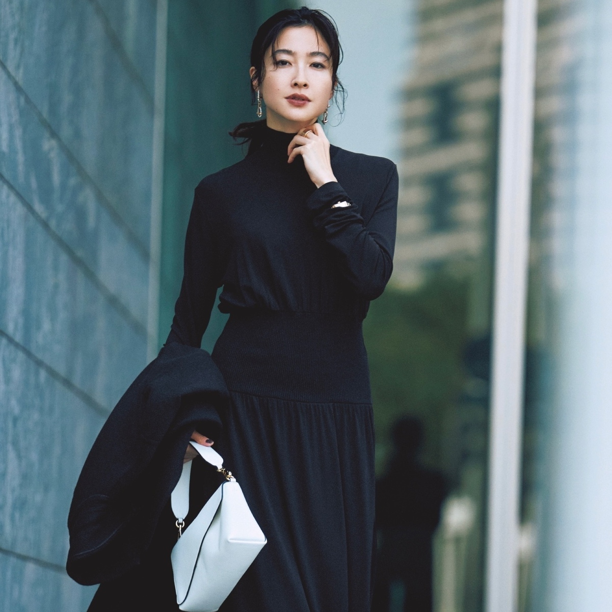 メリハリシルエットのニットワンピで黒コーデを優雅に導く。最高気温15℃｜2/18(水)【40代・50代の毎日コーデ】