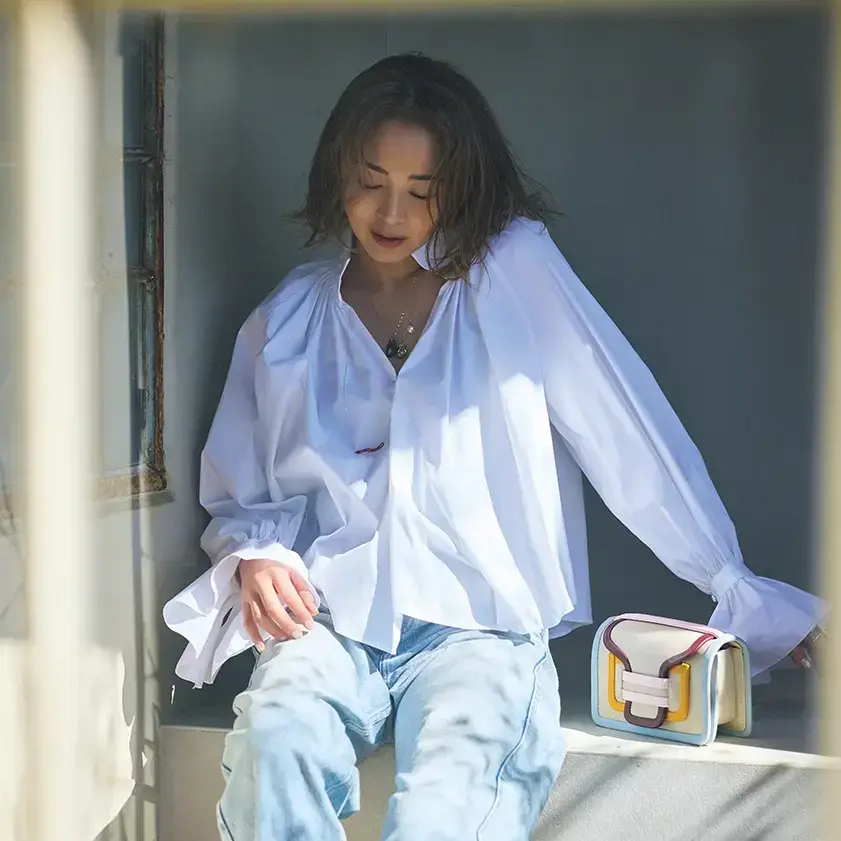 大草直子さんが指南。大人の春コーデは“フリルブラウス”投入で印象チェンジ
