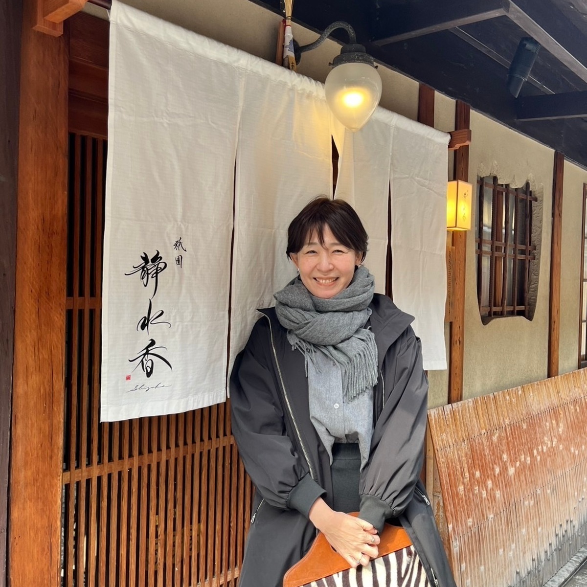 京都、祇園へ。石畳を歩きながら、暖簾をくぐるあの瞬間の静かな高揚感。