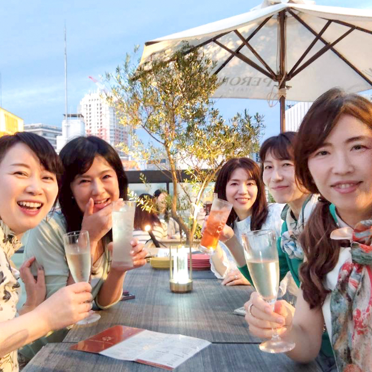 【渋谷テラスBBQ】ドレスコードは「フラワーモチーフ」♡ 大人の華やかリンクコーデ女子会