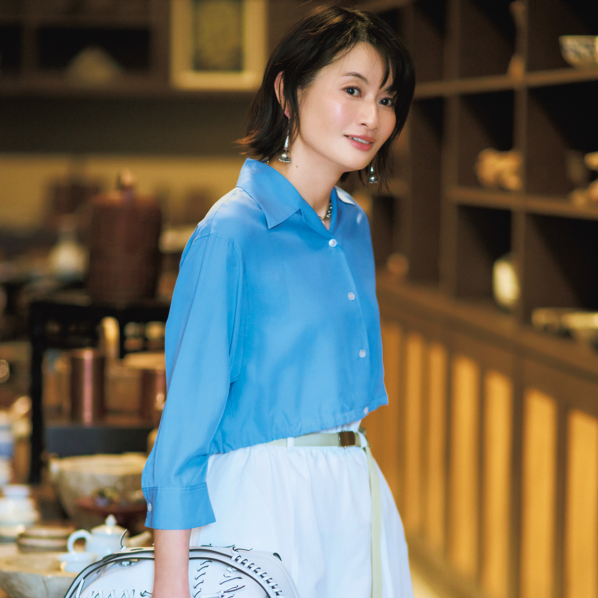 白のワイドパンツと好バランス！夏まで使える「開襟の短丈シャツ」