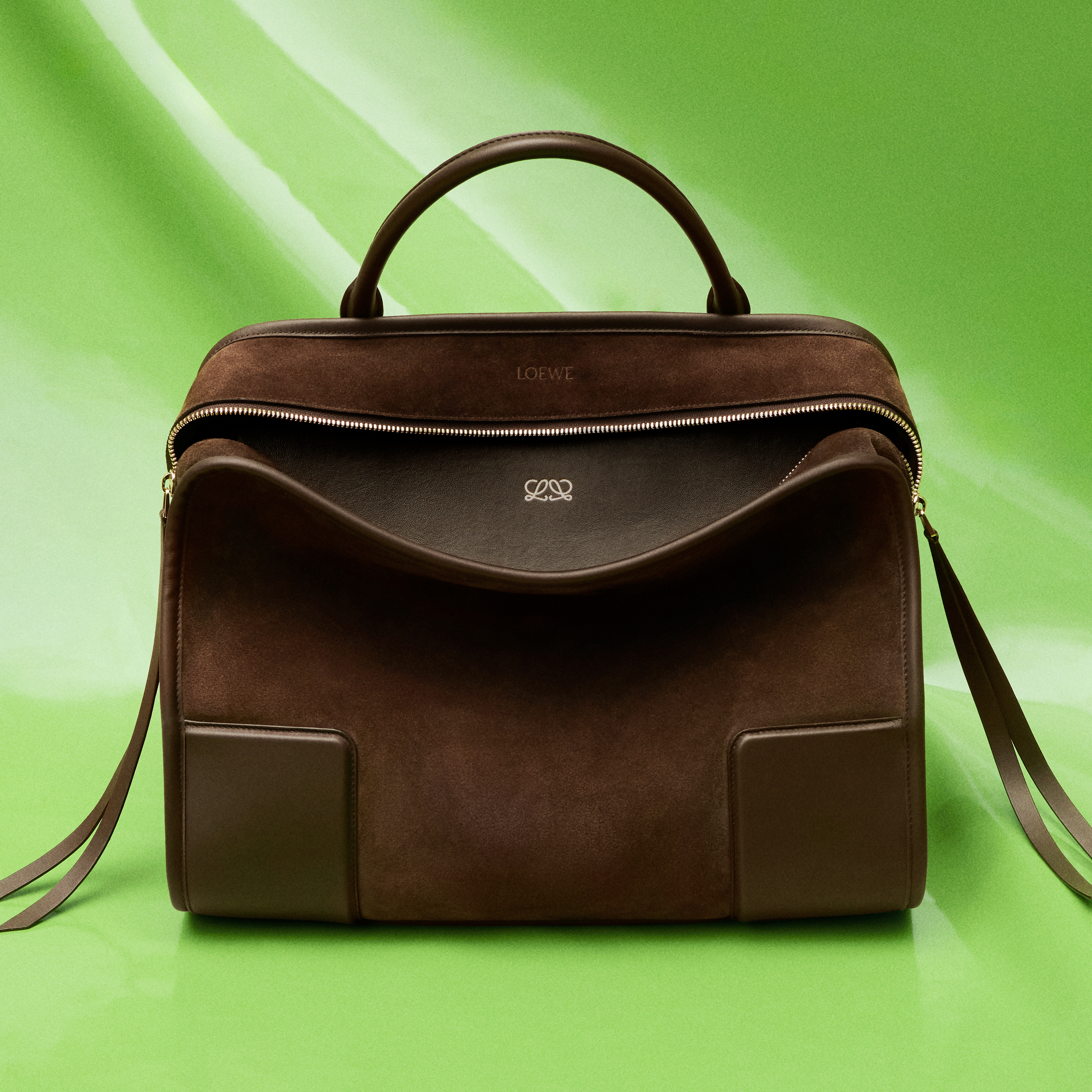 歴史をまとったしなやかなワンハンドルバッグ、ロエベの「アマソナ180」が新登場！