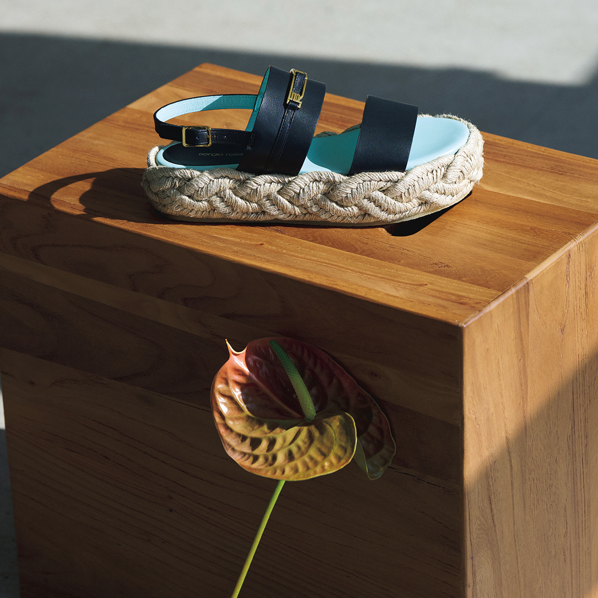 デイリースタイルの頼もしい「ボリュームフラットサンダル」4選