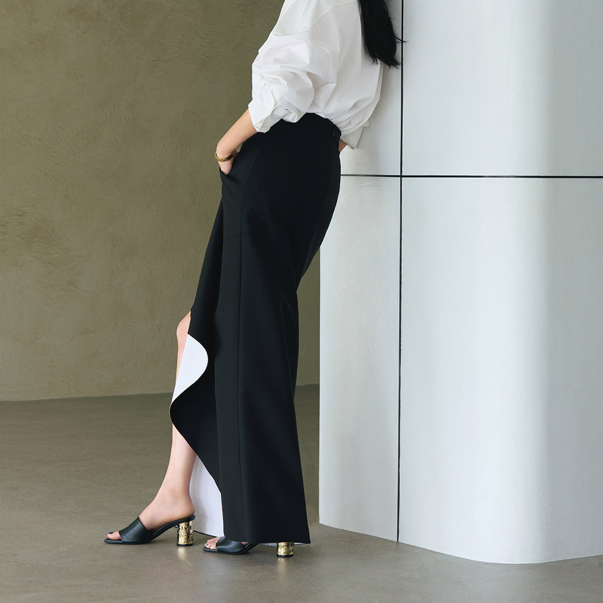 【ジバンシィのサンダル】白シャツを粋に見せるミドルヒールのミュール