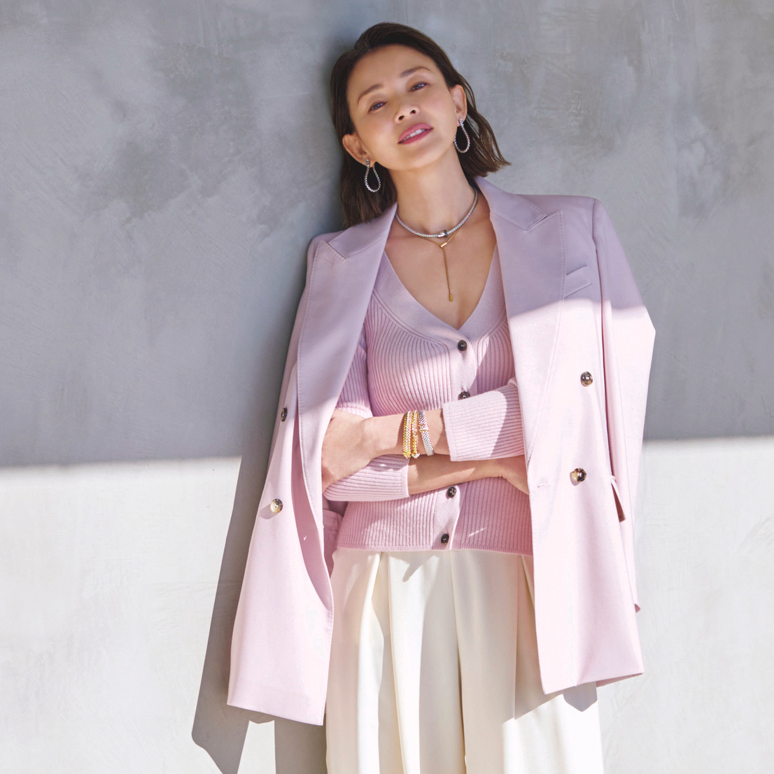 ピンク×ホワイト。辛口の色気漂う大人のリュクスな春コーデ