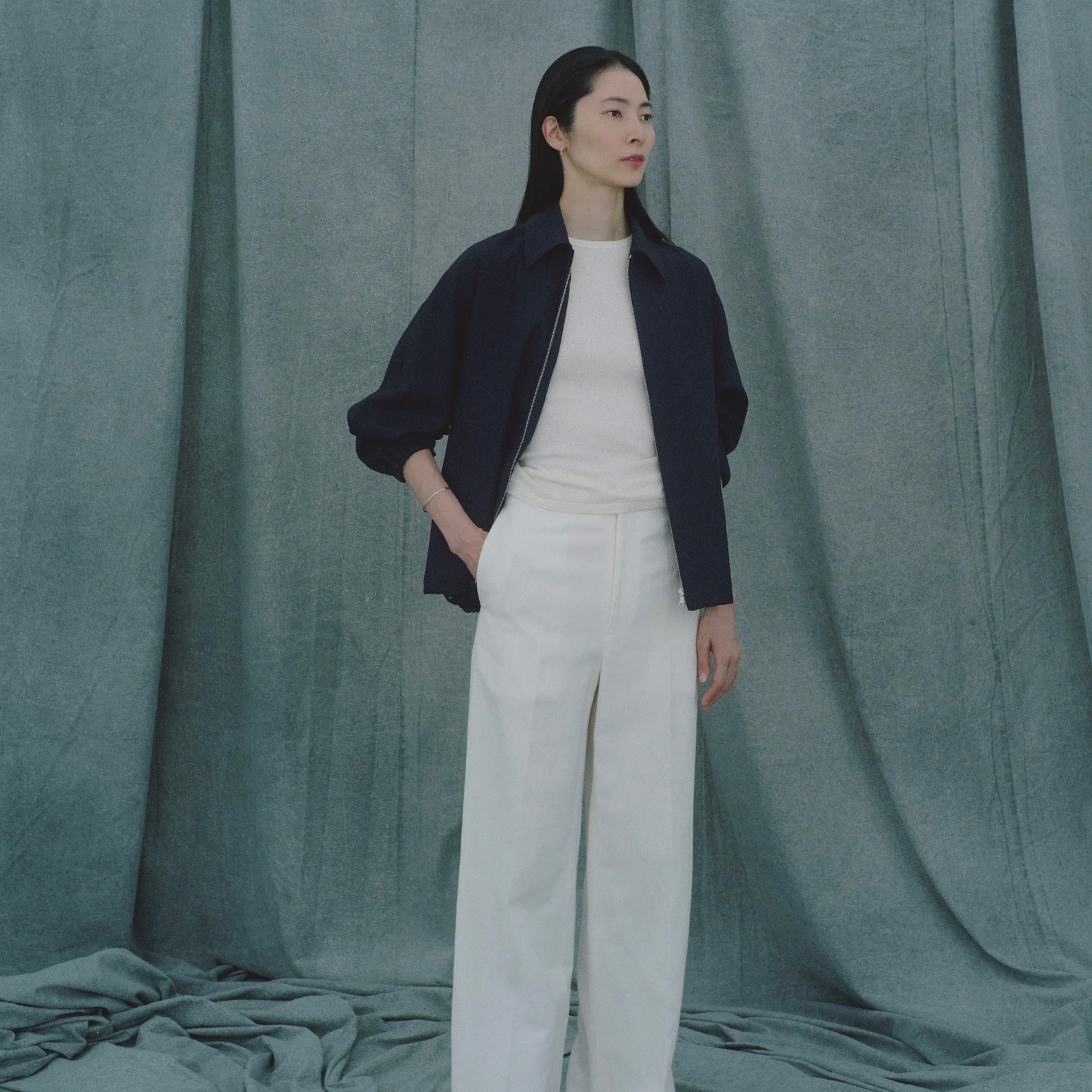 ネイビー×ホワイトのクリーンな配色が上質な素材感をきわ立たせ、シンプルコーデを美しく魅せる。最高気温17℃｜3/29(日)【40代・50代の毎日コーデ】