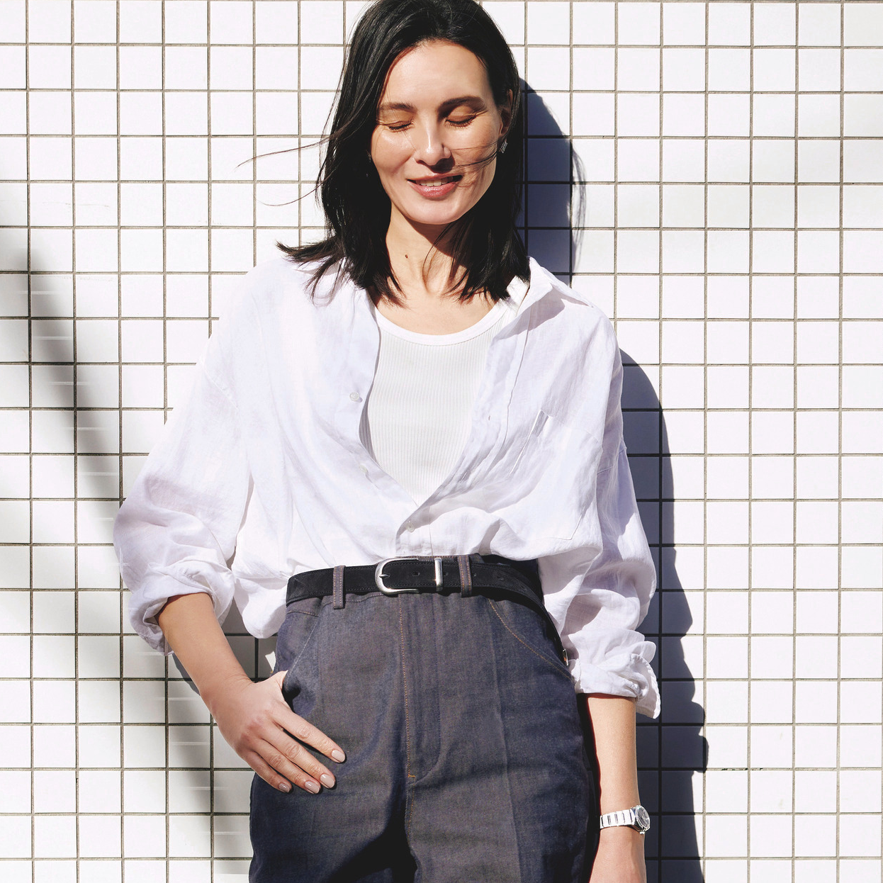 40代・50代の上品デニムスタイル。スラックス風のきれいめデニムできちんと感を演出