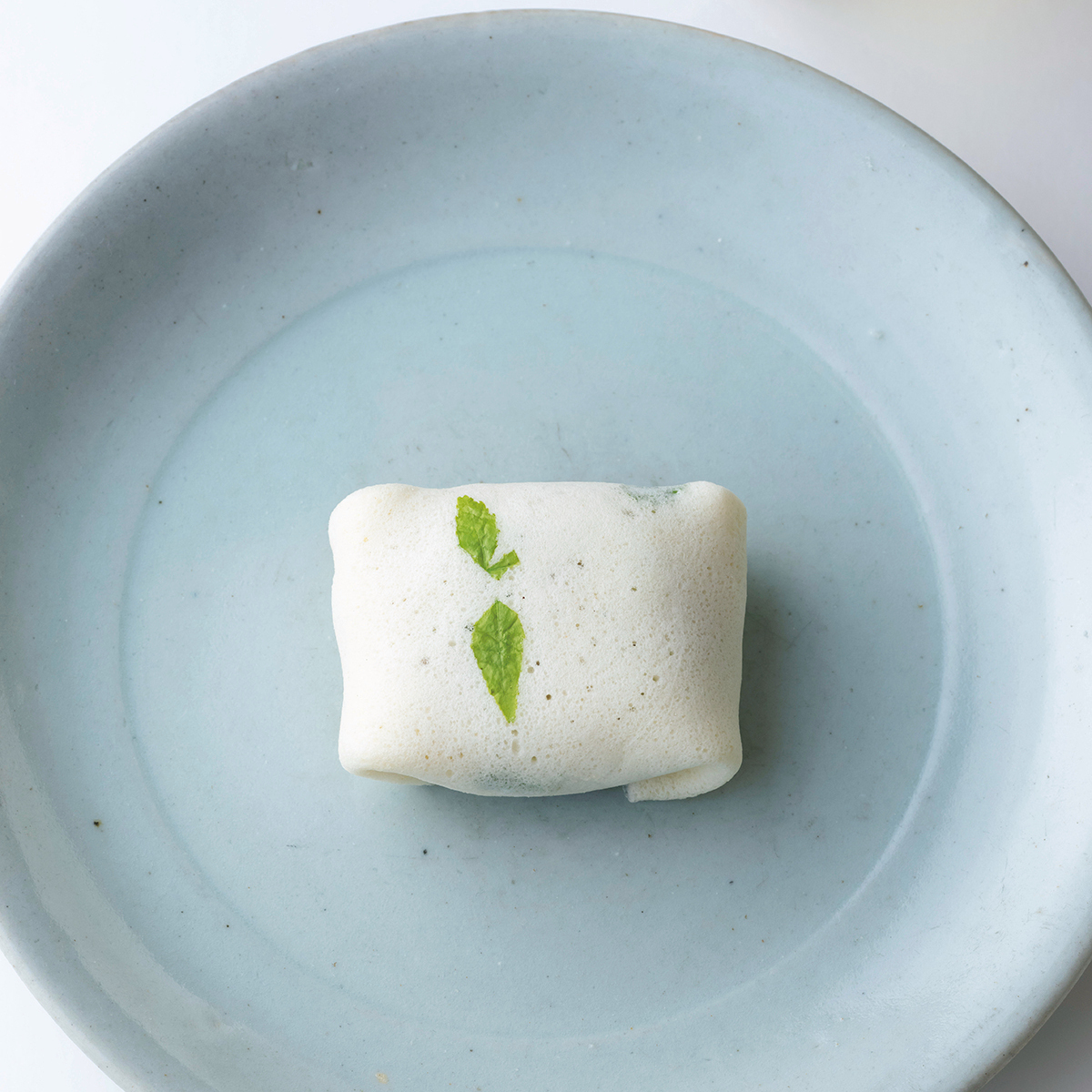 京都の人気店「御菓子丸喫茶」と「好和」で、春を感じるこの時期だけの和菓子を味わう