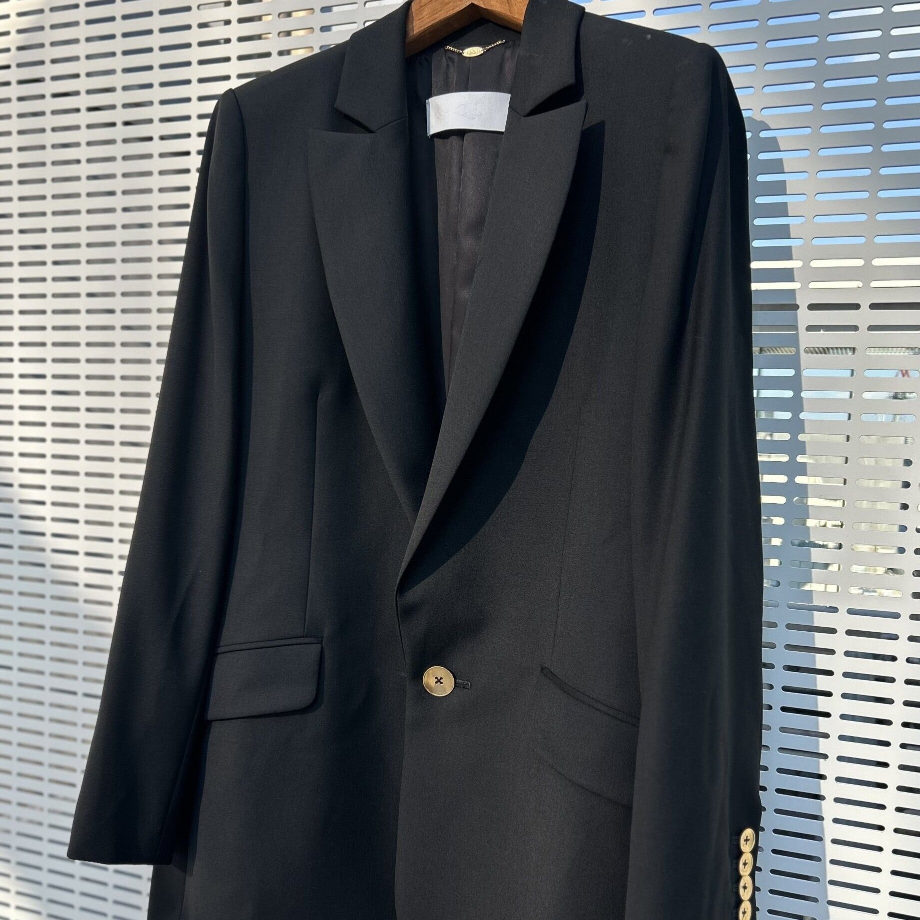 ”名刺服”にしたいほどスマート見え！ SAQUI（サキ）の金ボタンテーラードジャケット【エクラ編集部員の偏愛名品図鑑】