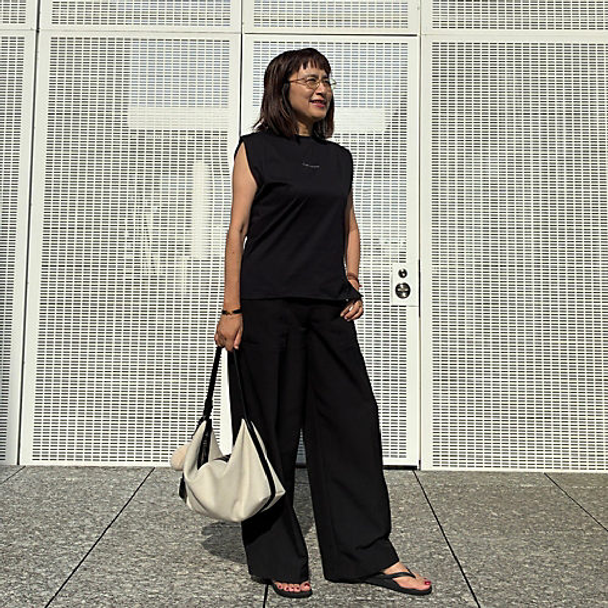 エクラプレミアム編集長 工藤も愛用。大人の黒ノースリーブ【40代・50代 夏ファッション】