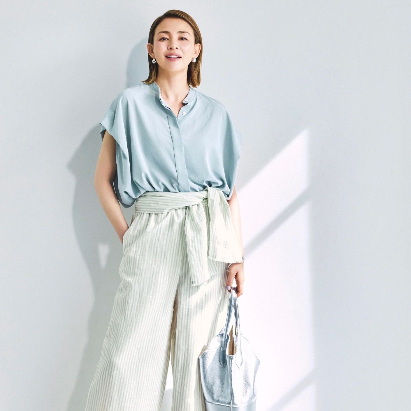 ミントブルー×ホワイトのワンツーコーデで、圧倒的な爽やかさを手にいれる。気温29℃｜7/2(木)【40代・50代の毎日コーデ】