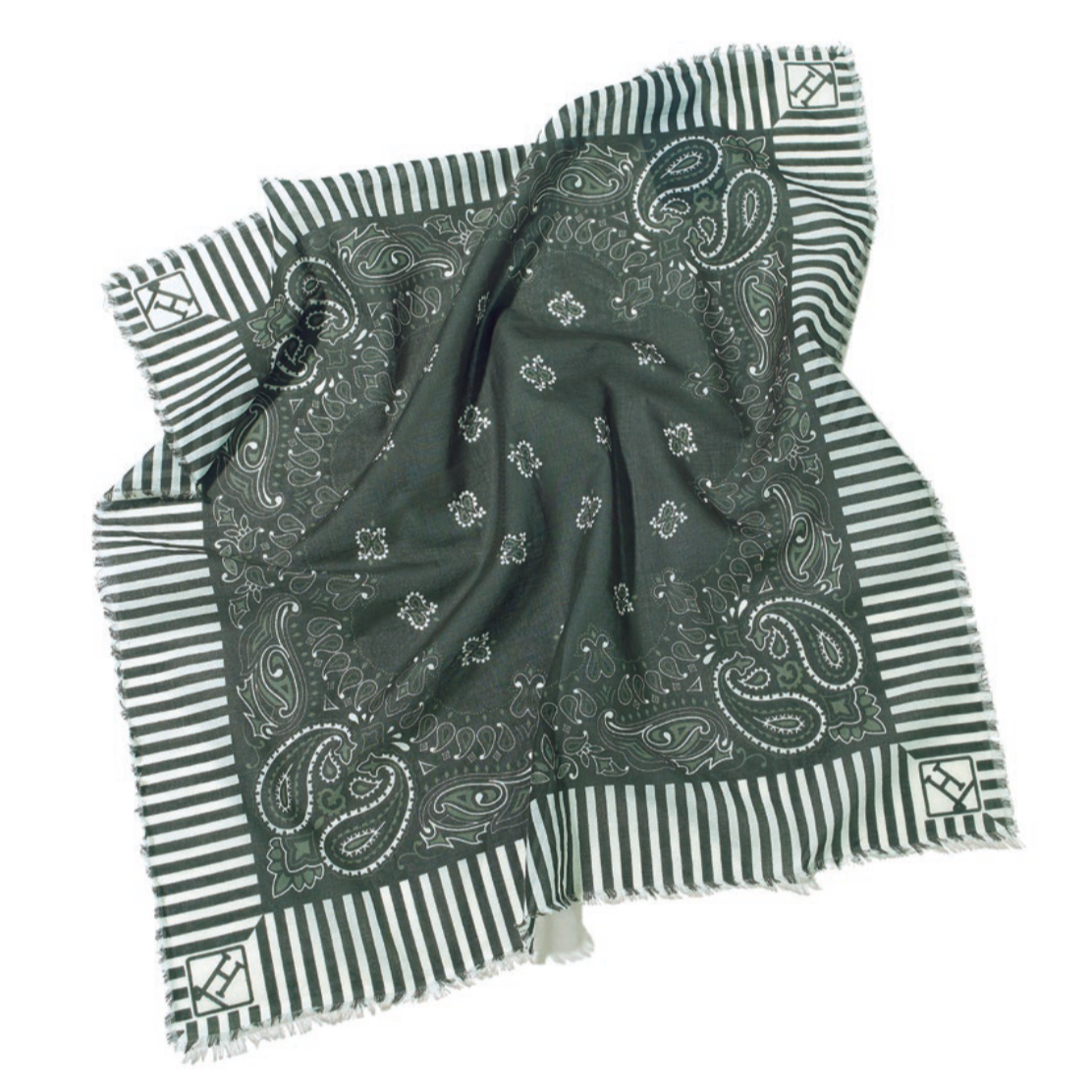 きれいめ春カジュアル、50代の最適解。ヘルノのバンダナ、メゾン マルジェラのデニムなど