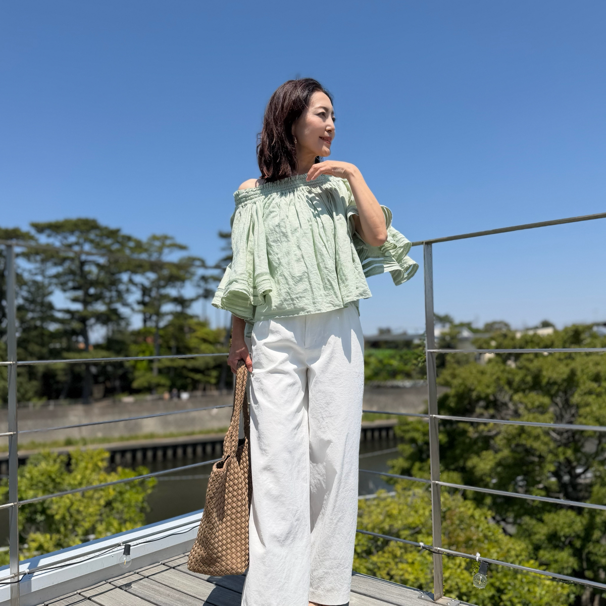 🔹鎌倉の人気蕎麦処へ。梅雨入り前の良く晴れた週末、グリーンのオフショルトップスを着て行ってきました