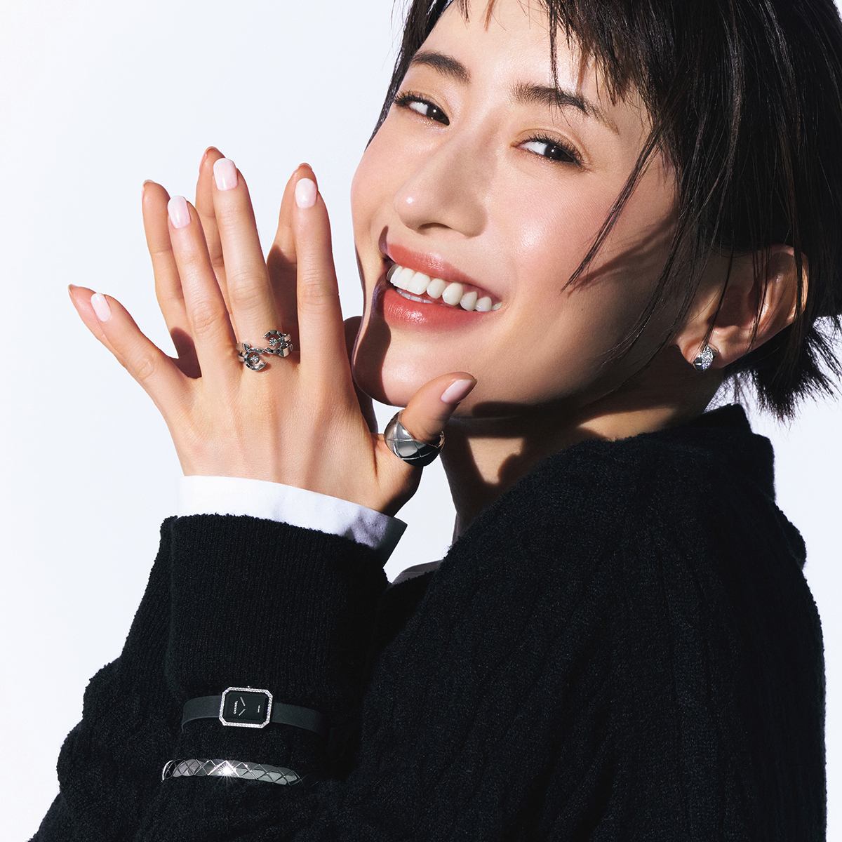 【シャネルの新作リング】俳優・松本まりかがモノトーンコーデに合わせてつけこなす！