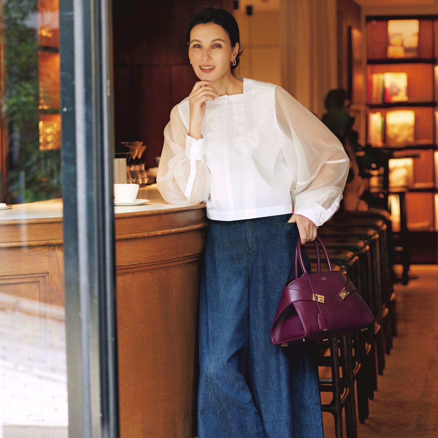 シアー袖のエアリーなシャツはインディゴブルーのデニムで受け止め、リュクスなカジュアルコーデに仕上げる。気温23℃｜4/30(木)【40代・50代の毎日コーデ】