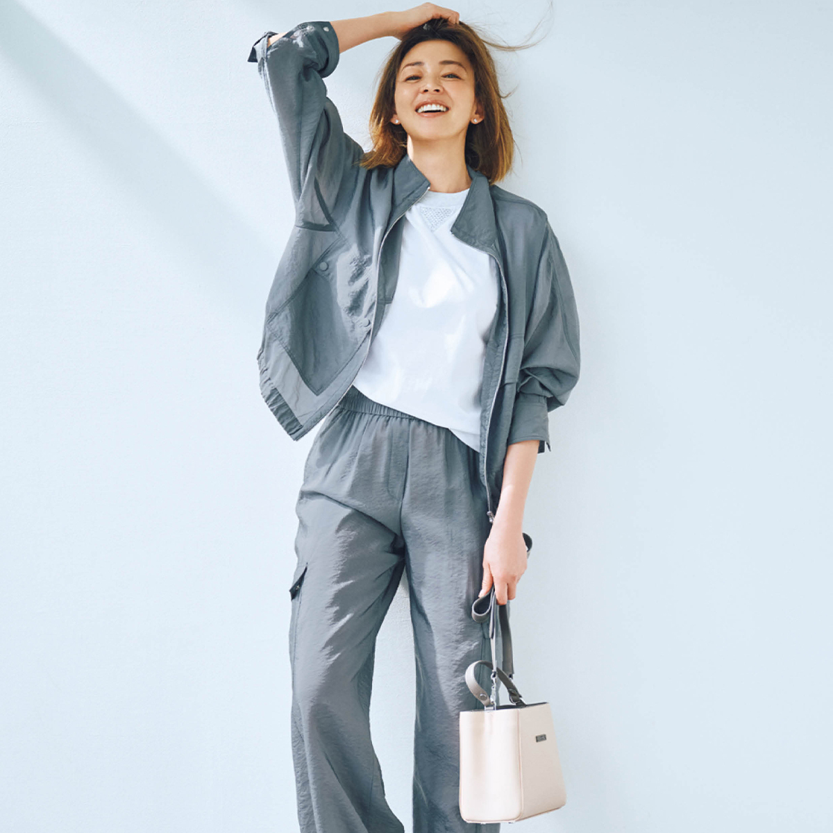 “ペセリコ”光沢ときらめきで華やぐ「大人の日常服」