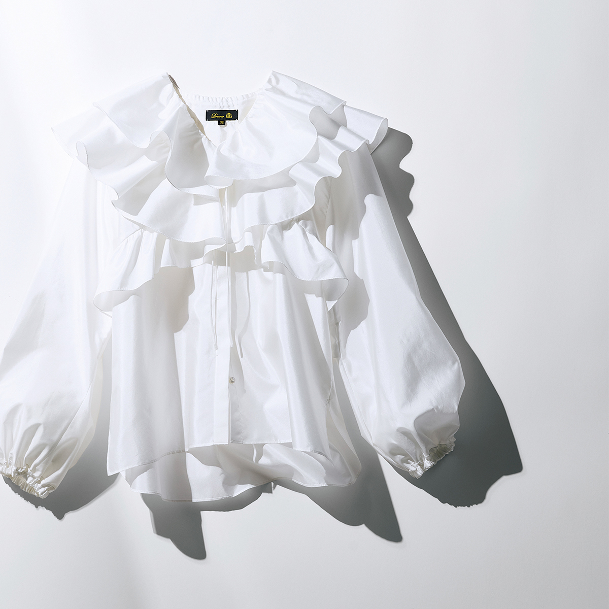 【春の「首もとフリル」ブラウス】華やかでもすっきり着られる抜け感アイテムを厳選