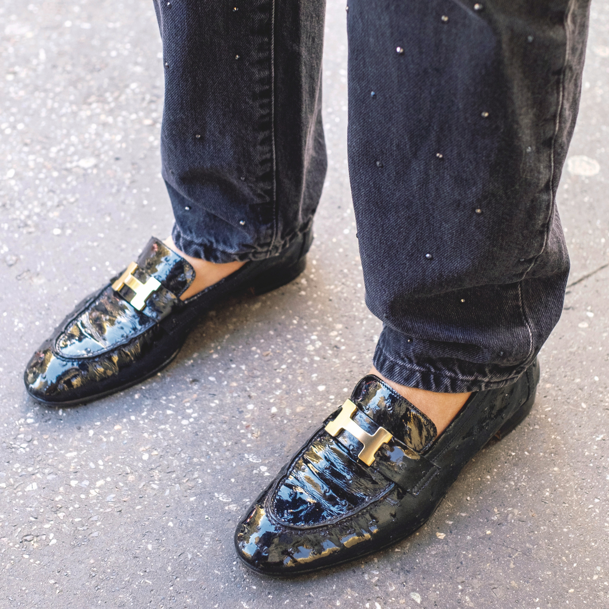 足もとから品格。パリ＆ミラノマダムのリュクスな「黒ローファー」スタイル【海外ファッションSNAP】