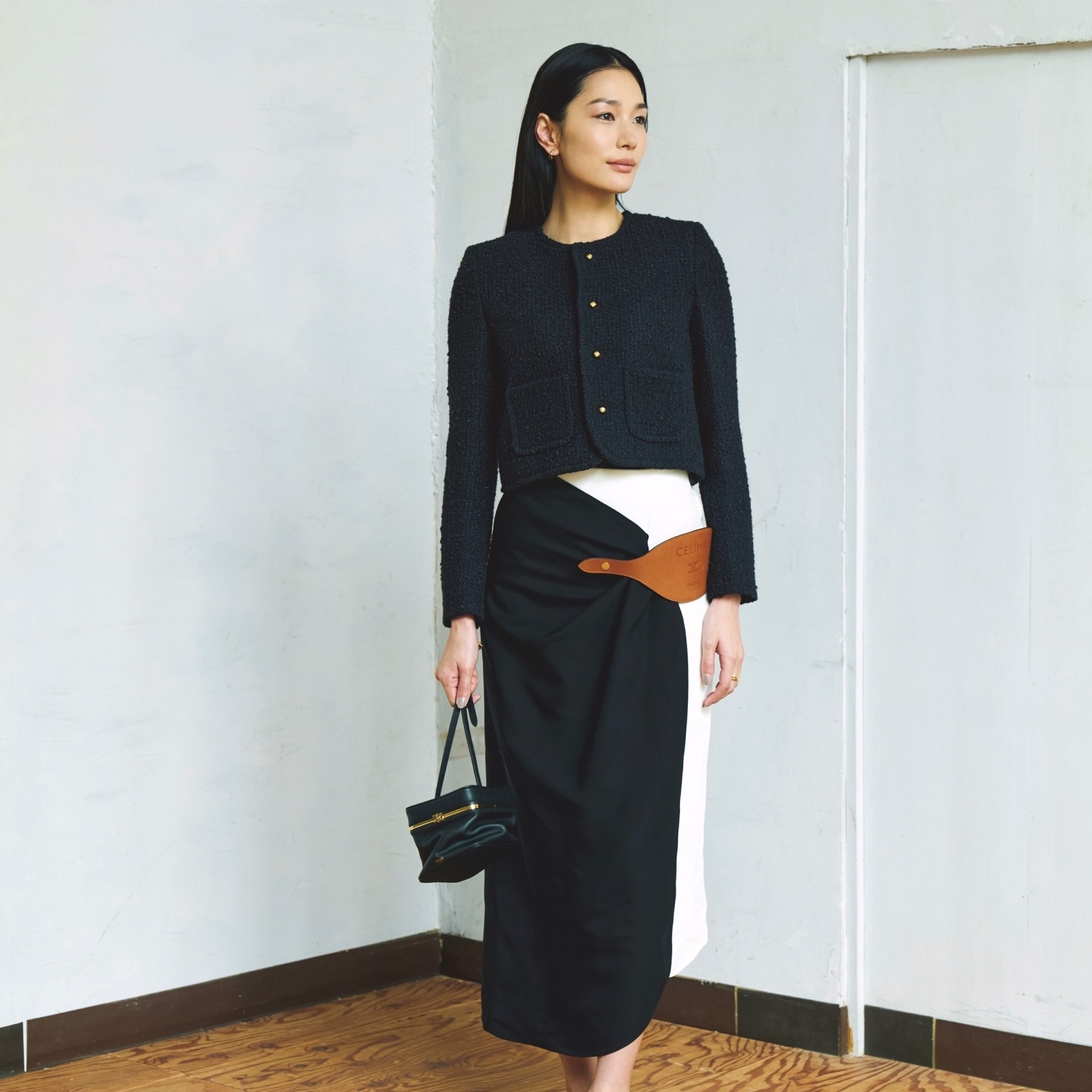 クラシカルな黒ツイードジャケットとモードな配色スカートのコンビで、フォーマルな場での装いをアップデート。最高気温21℃｜4/24(金)【40代・50代の毎日コーデ】
