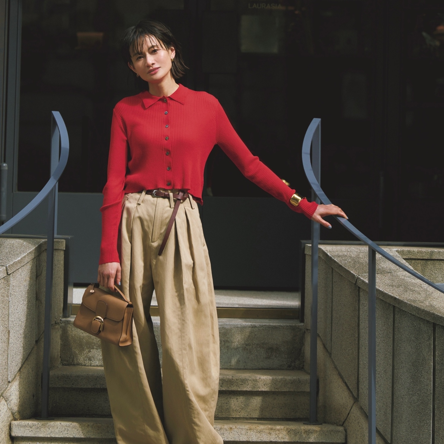 エナジェティックな赤のニットは穏やかなベージュのパンツと合わせて上品にまとめる。気温22℃｜4/29(水)【40代・50代の毎日コーデ】