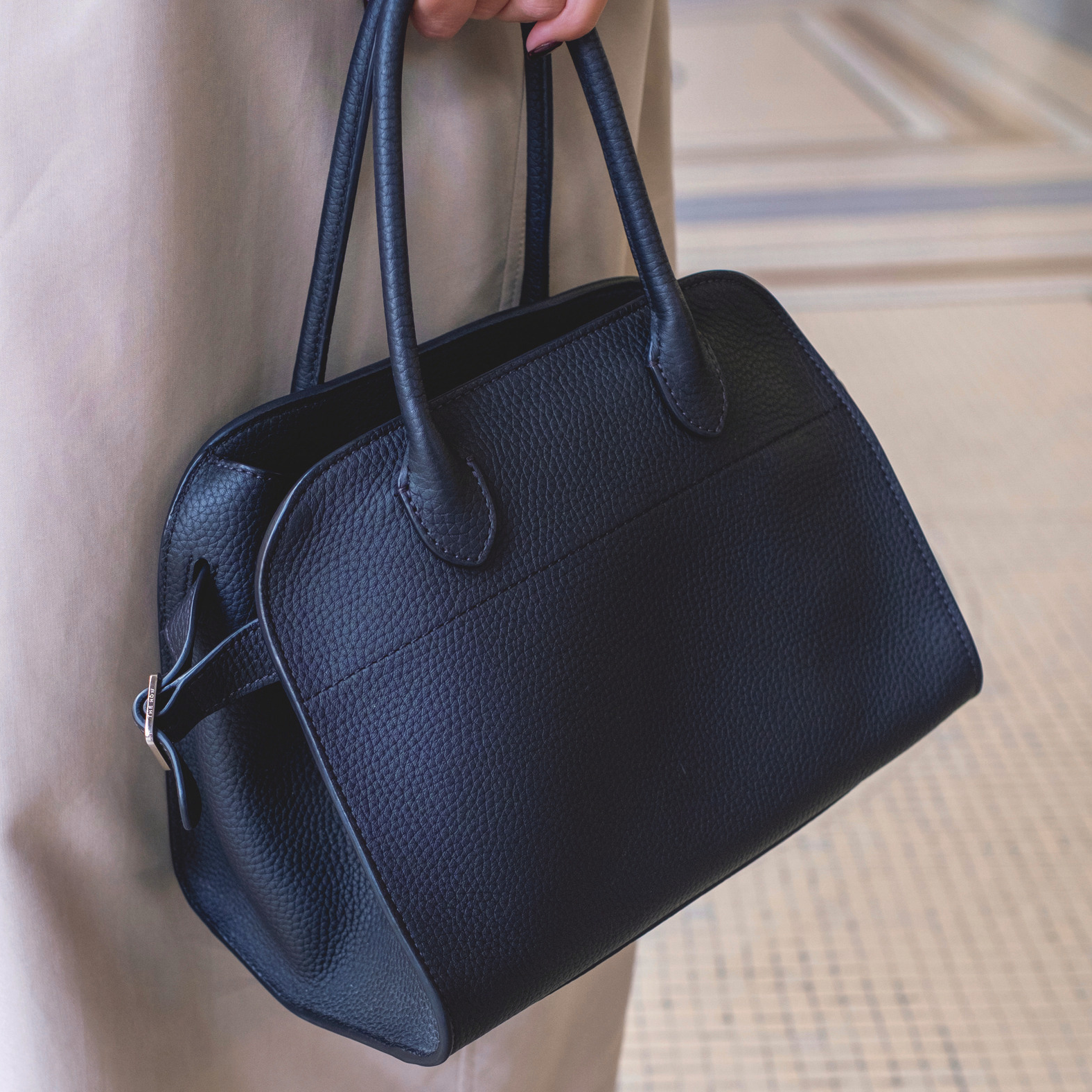 パリ＆ミラノマダムは「端正な黒バッグ」で着こなしを格上げ【海外ファッションSNAP】