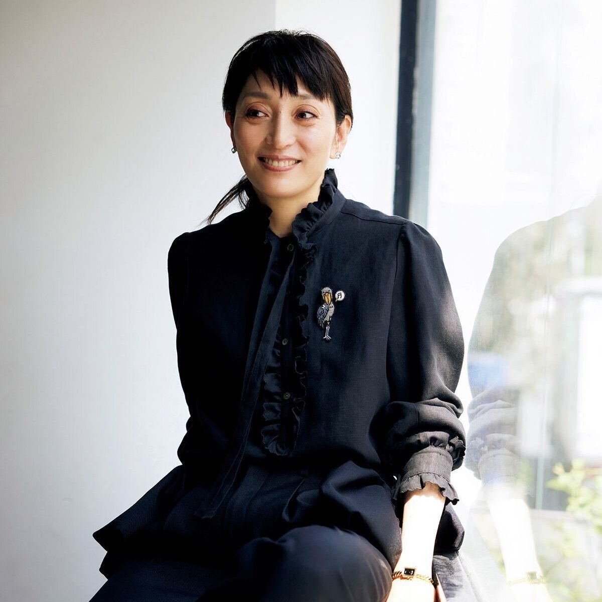 宮下今日子さんのおしゃれに欠かせない！ シンプルな黒コーデに映える「くせ強」なブローチ
