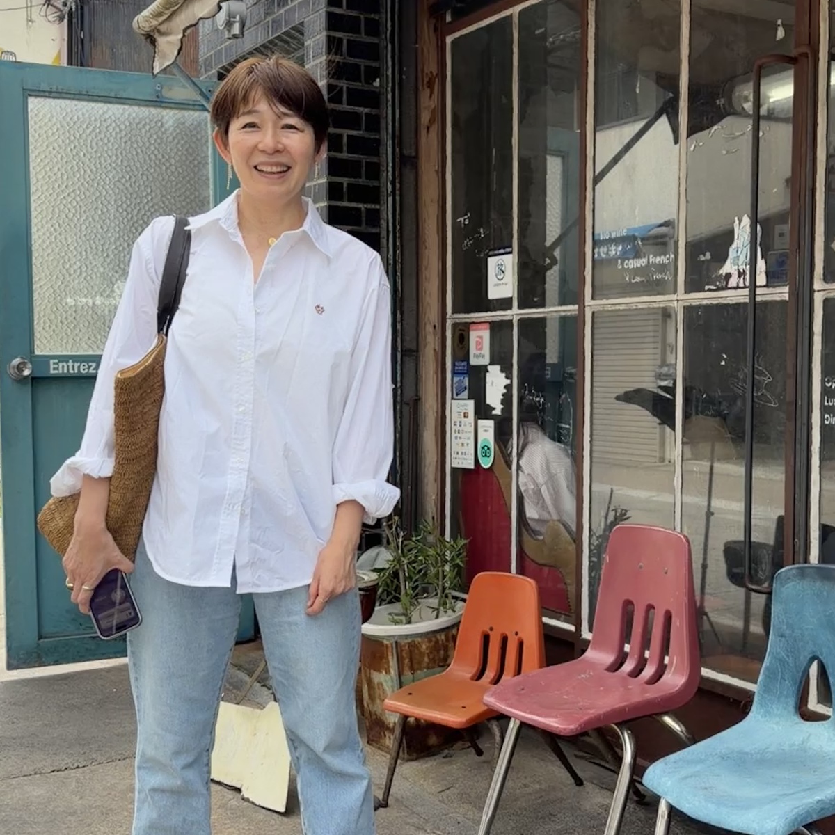 髪を切ったら、 いつもの景色まで少し新鮮。バッサリ切った髪と、レトロなカフェ時間