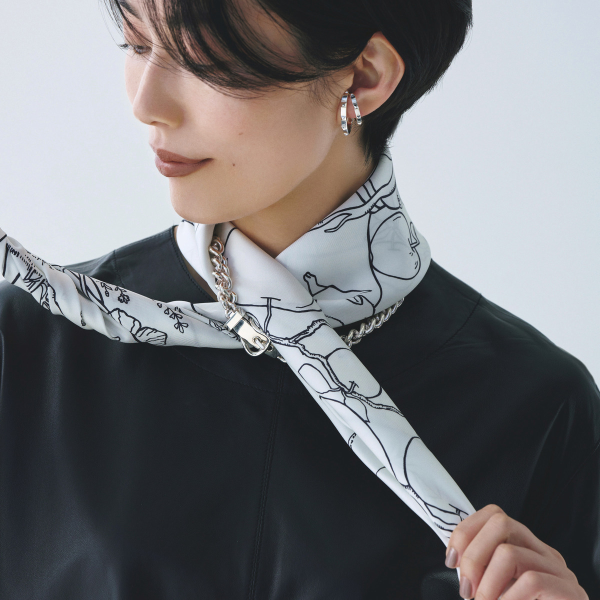 エルメスのスカーフでクラス感アップ！ ネックレスと組み合わせるおしゃれな巻き方