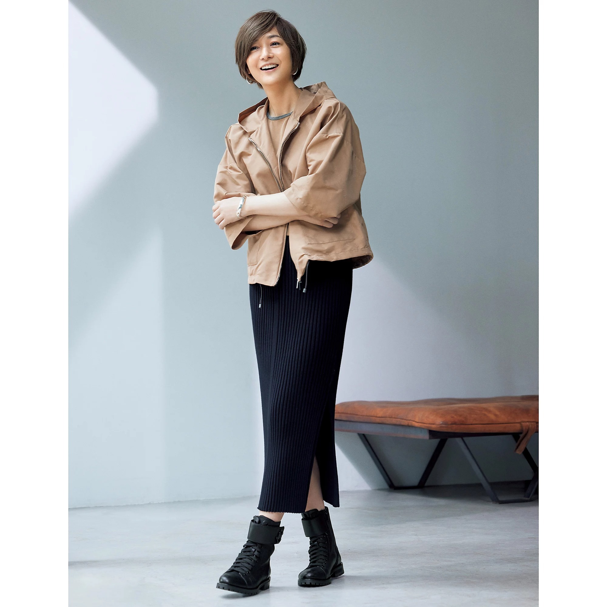 富岡佳子さんがまとう「JIMMY CHOO」のコンバットブーツ｜Web eclat