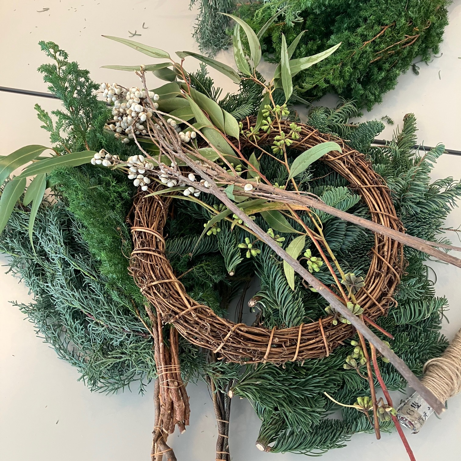 50代の習い事】冬の森の香りに包まれて…手作り「クリスマスリース」に