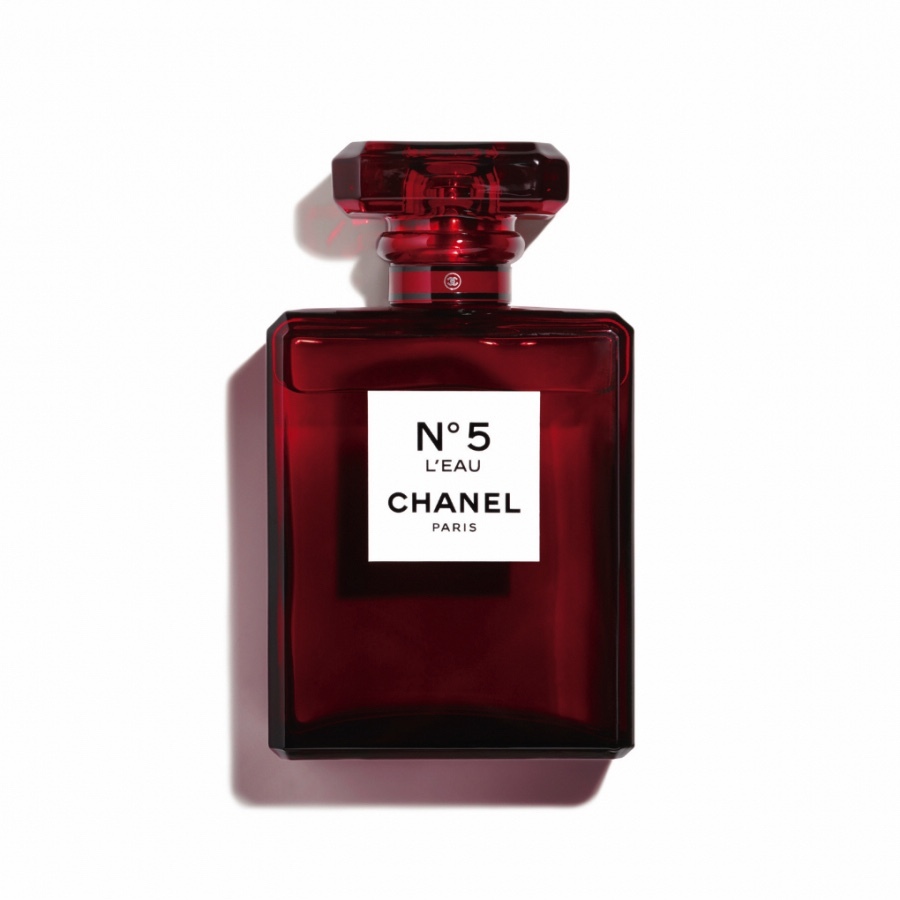 シャネル N°5 限定レッドボトルのビジュアルが、渋谷・銀座の街を席捲