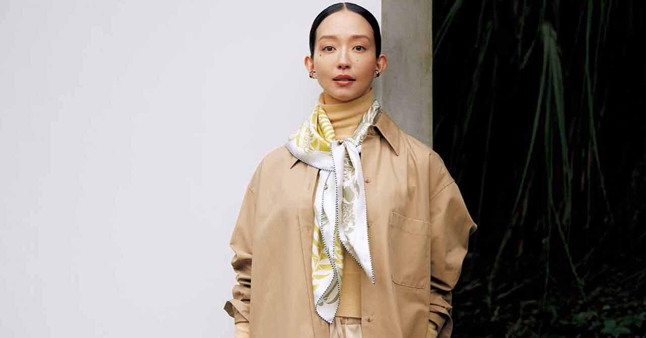 アレンジしやすい「カレ ダブルフェイス90」をコーデの仕上げに【冬の