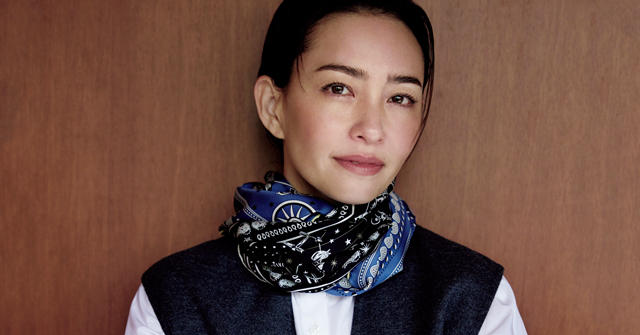 エルメスの柄スカーフ】小さなバンダナを2枚つなげて巻けば大人の贅沢